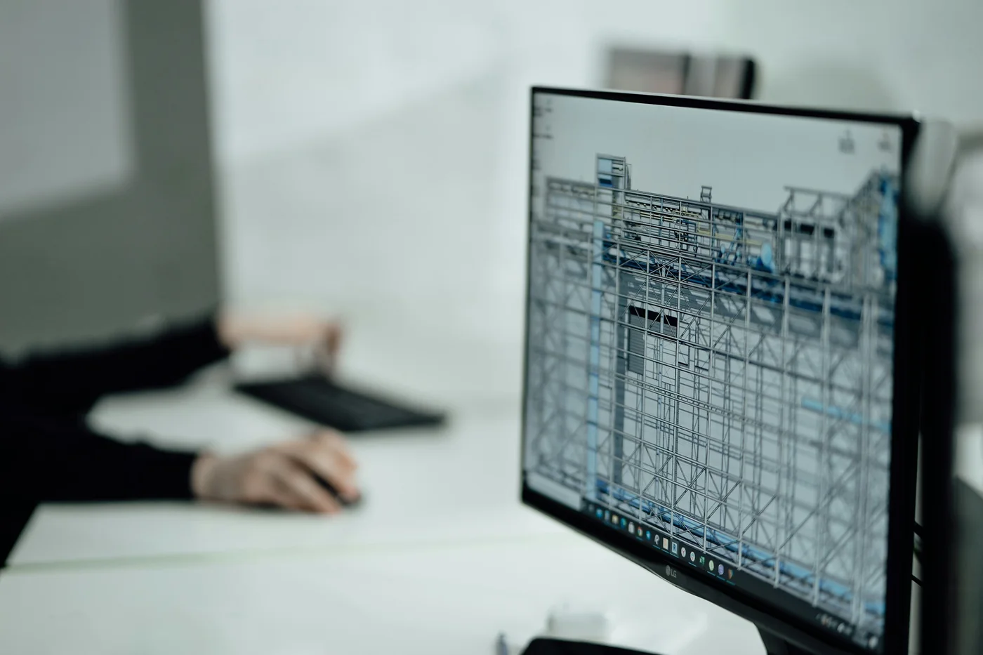 Üretim ofisinde ekranda teknik çizim inceleyen çalışan